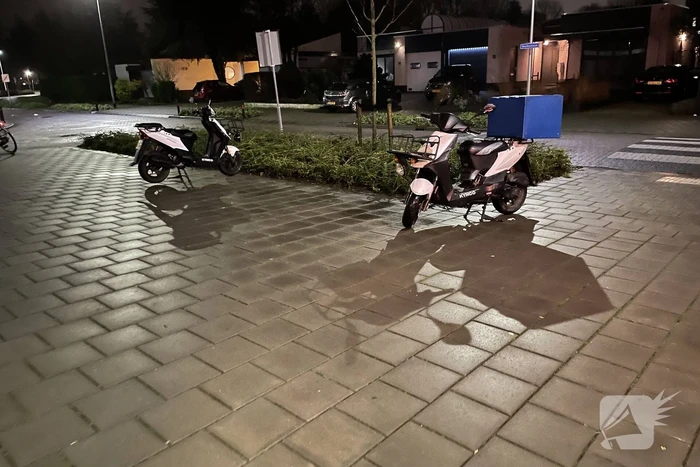 Schade na ongeval tussen auto en scooter
