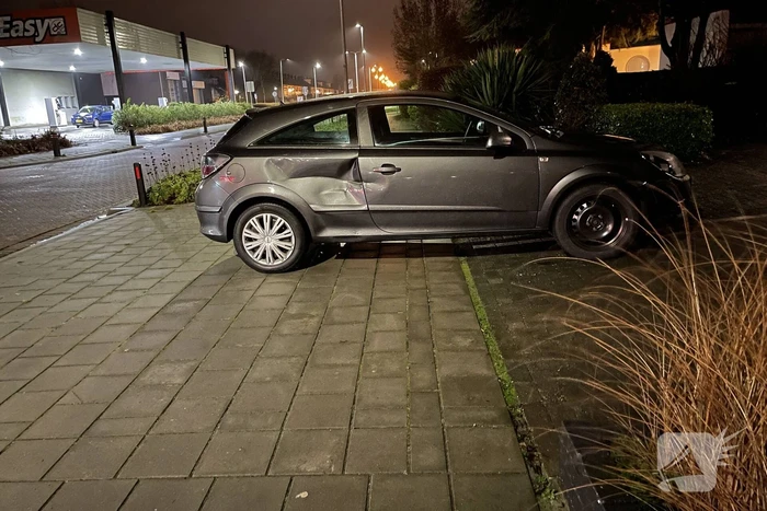 Schade na ongeval tussen auto en scooter