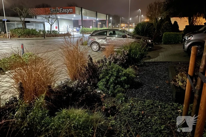 Schade na ongeval tussen auto en scooter