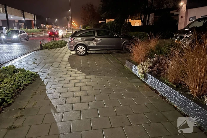 Schade na ongeval tussen auto en scooter