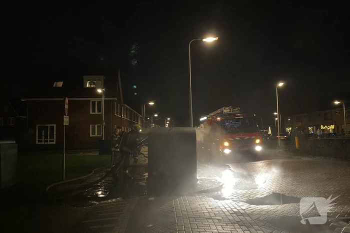 Papiercontainer vliegt in brand