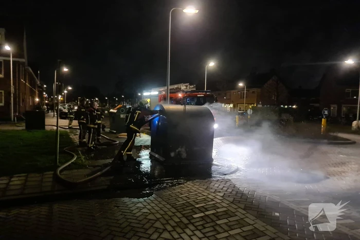 Papiercontainer vliegt in brand