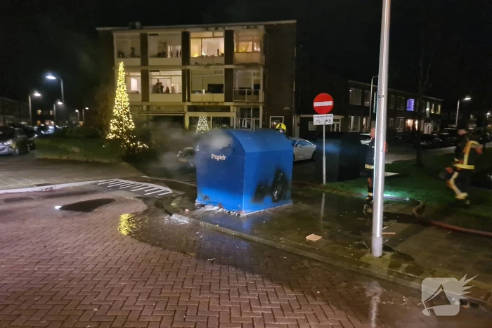 Papiercontainer vliegt in brand