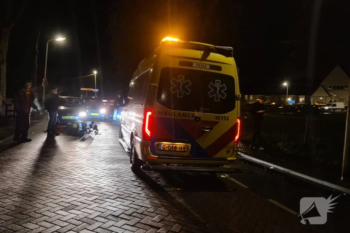 Brommerrijder botst frontaal op auto