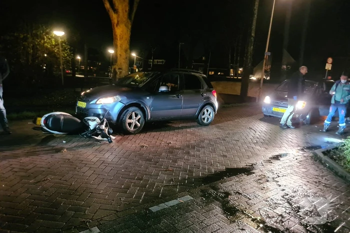 Brommerrijder botst frontaal op auto
