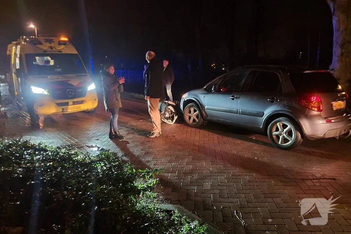 Brommerrijder botst frontaal op auto