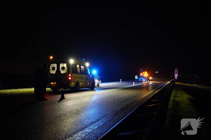 Auto raakt van de weg belandt in water