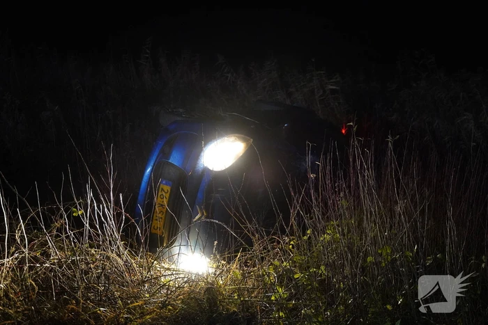 Auto raakt van de weg belandt in water