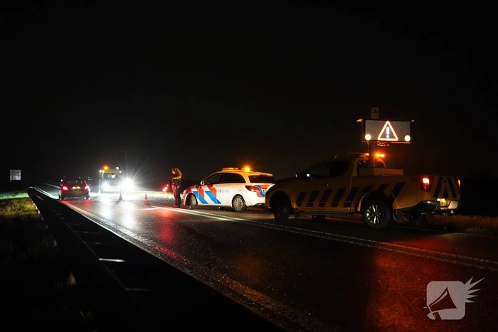 Auto raakt van de weg belandt in water