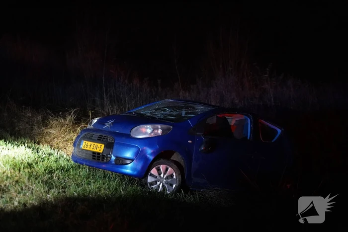 Auto raakt van de weg belandt in water