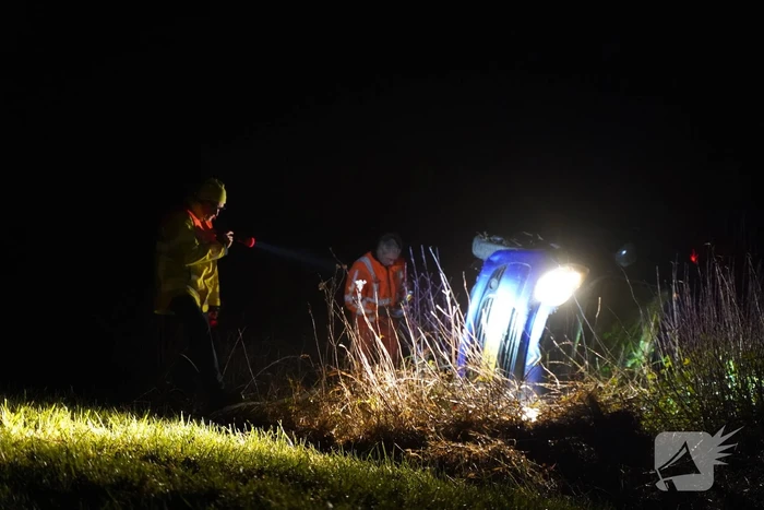 Auto raakt van de weg belandt in water