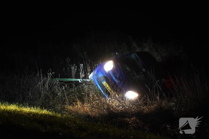 Auto raakt van de weg belandt in water