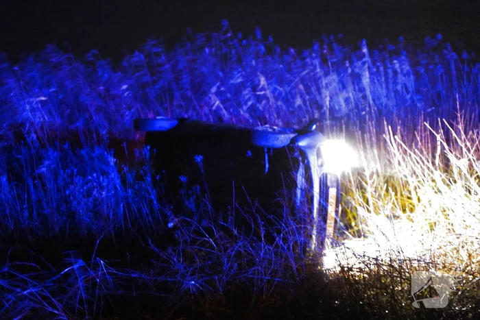 Auto raakt van de weg belandt in water