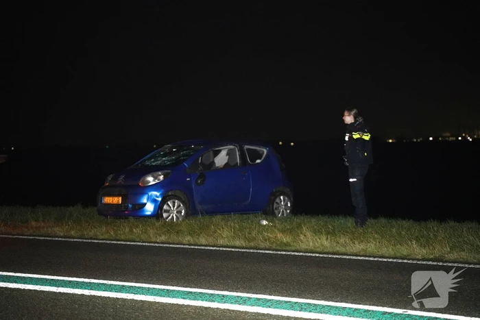 Auto raakt van de weg belandt in water