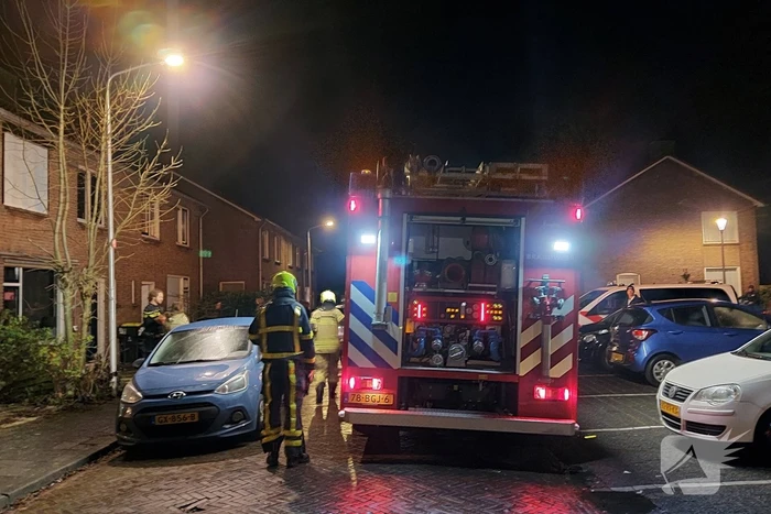 Brandweer blust brand in keuken