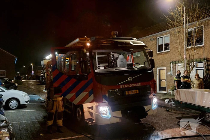 Brandweer blust brand in keuken
