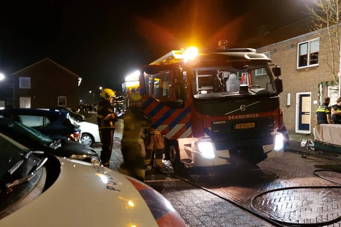 Brandweer blust brand in keuken