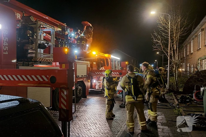 Brandweer blust brand in keuken
