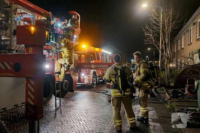 Brandweer blust brand in keuken