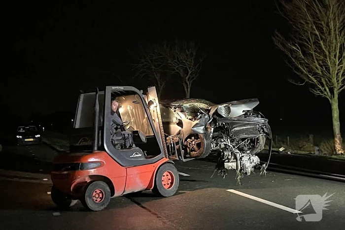 Persoon gewond bij botsing tegen boom