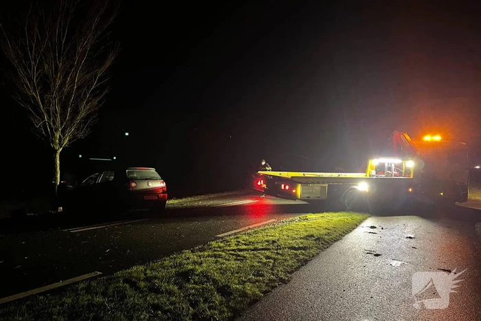Persoon gewond bij botsing tegen boom
