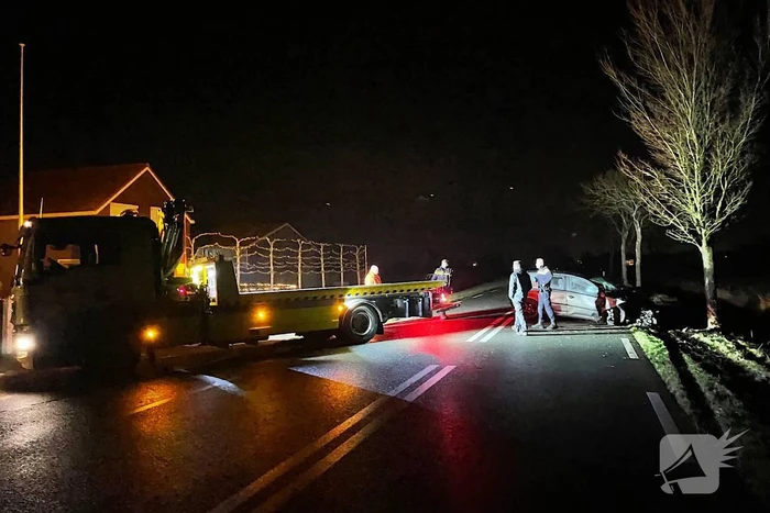 Persoon gewond bij botsing tegen boom