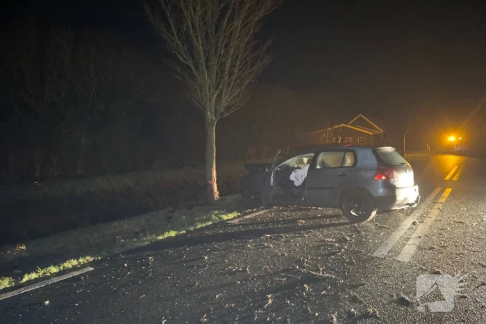 Persoon gewond bij botsing tegen boom