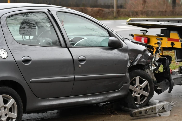 Schade bij aanrijding tussen twee auto's