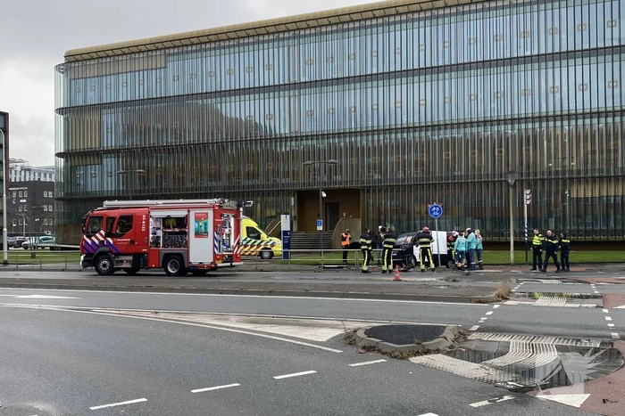 Elektrische 45-kilometer wagen botst tegen hekwerk