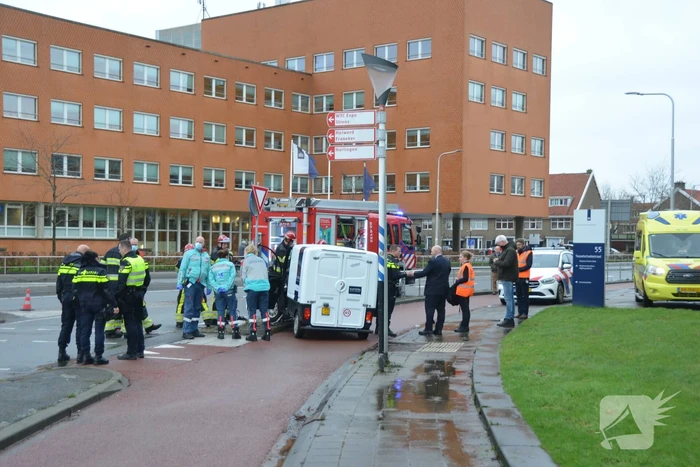 Elektrische 45-kilometer wagen botst tegen hekwerk