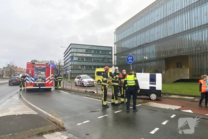 Elektrische 45-kilometer wagen botst tegen hekwerk