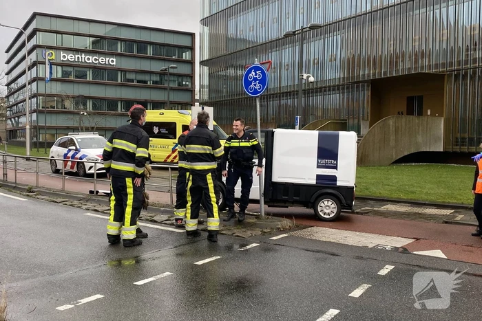 Elektrische 45-kilometer wagen botst tegen hekwerk