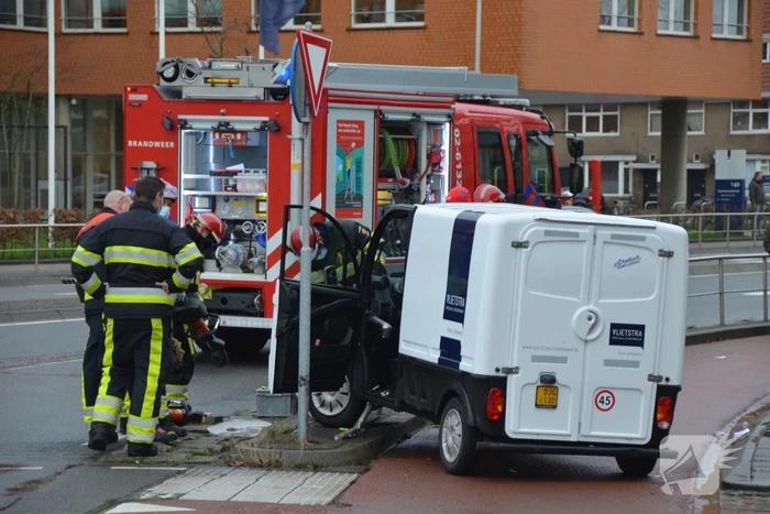 Elektrische 45-kilometer wagen botst tegen hekwerk