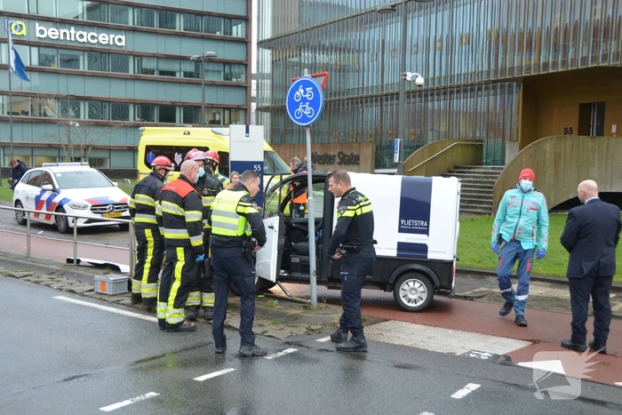 Elektrische 45-kilometer wagen botst tegen hekwerk