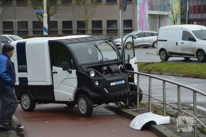Elektrische 45-kilometer wagen botst tegen hekwerk