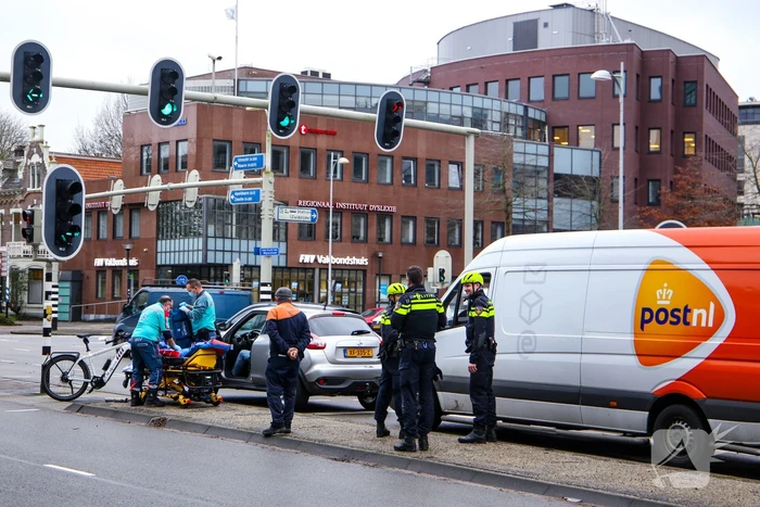 Bestelbus botst op personenauto voor stoplicht