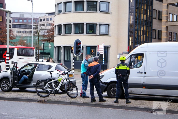 Bestelbus botst op personenauto voor stoplicht
