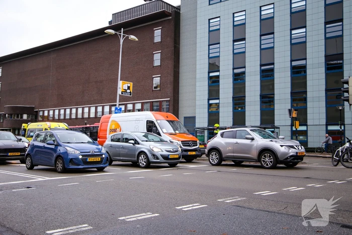 Bestelbus botst op personenauto voor stoplicht