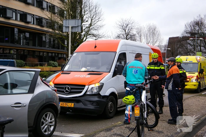 Bestelbus botst op personenauto voor stoplicht