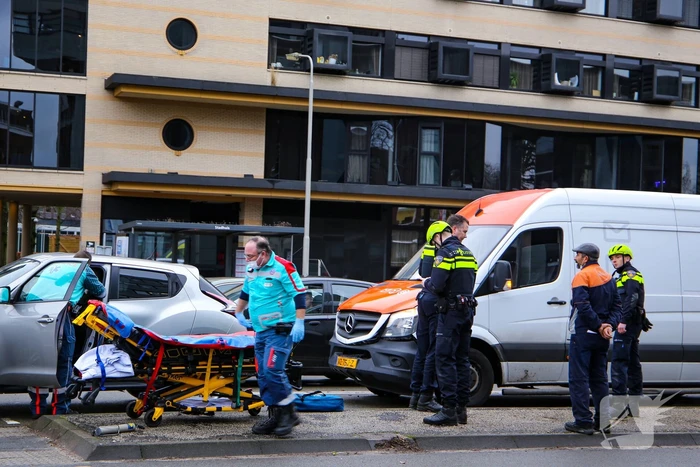 Bestelbus botst op personenauto voor stoplicht