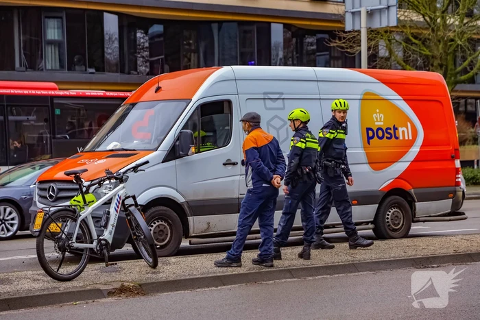 Bestelbus botst op personenauto voor stoplicht