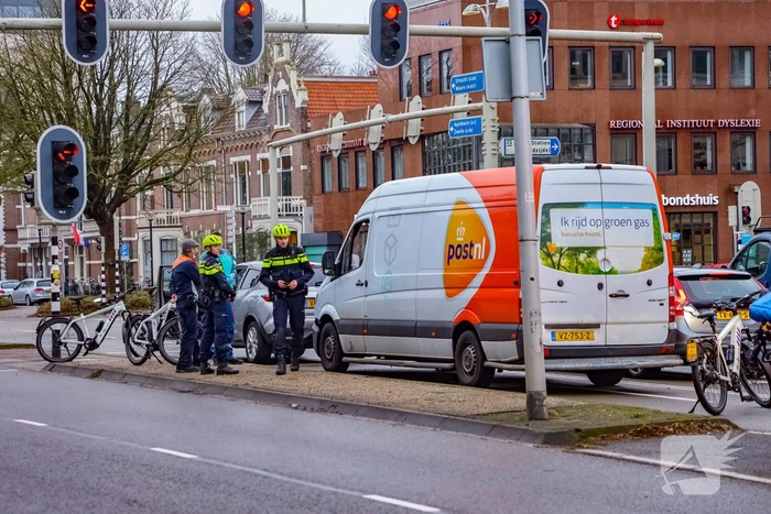 Bestelbus botst op personenauto voor stoplicht