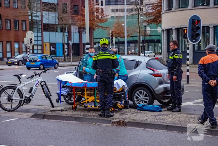 Bestelbus botst op personenauto voor stoplicht