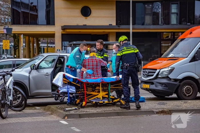 Bestelbus botst op personenauto voor stoplicht