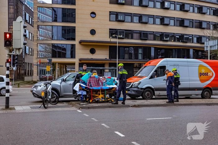 Bestelbus botst op personenauto voor stoplicht