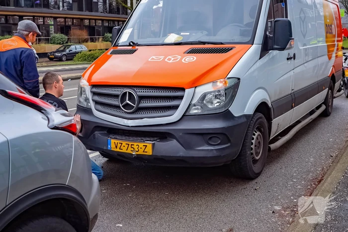 Bestelbus botst op personenauto voor stoplicht