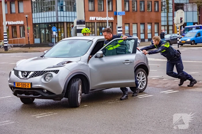 Bestelbus botst op personenauto voor stoplicht