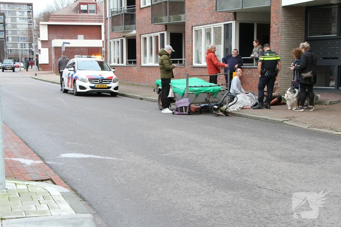 Aanhanger schiet los van auto en schept fietser