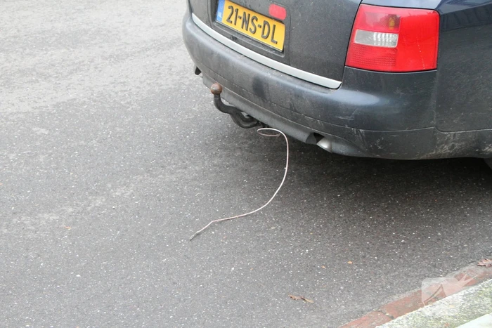 Aanhanger schiet los van auto en schept fietser