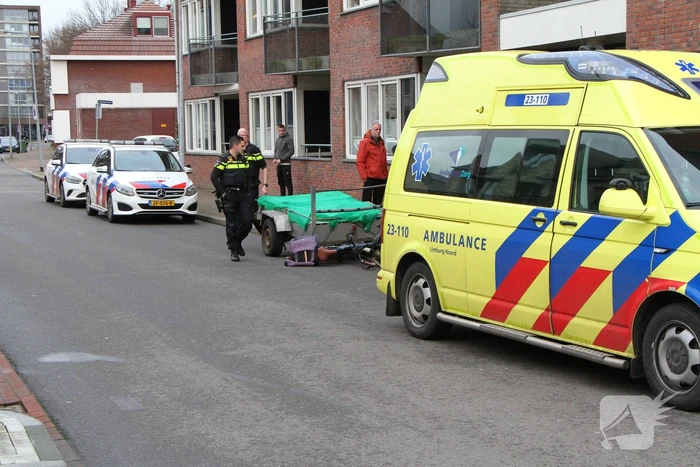 Aanhanger schiet los van auto en schept fietser